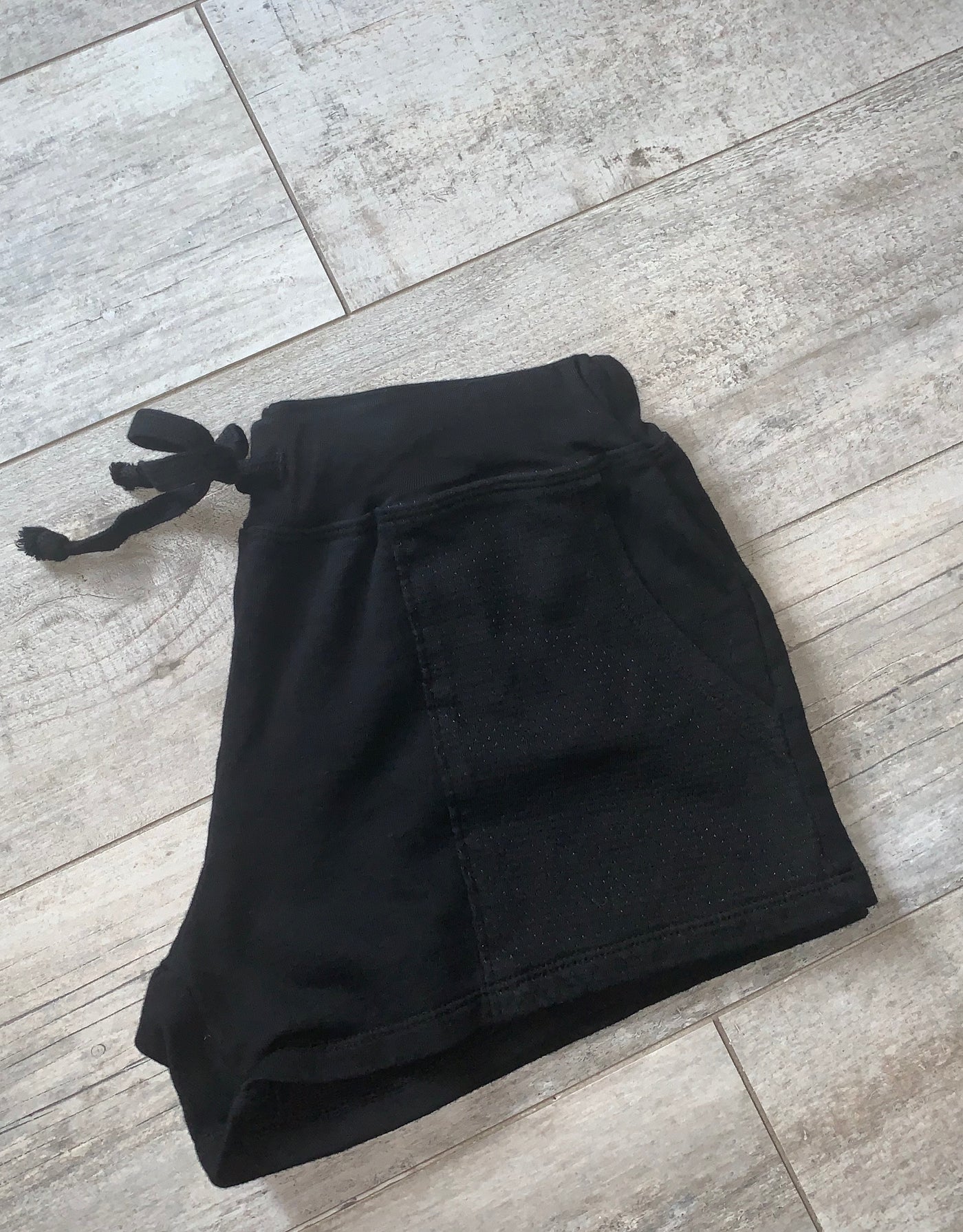 Mesh Contrast Pocket Short